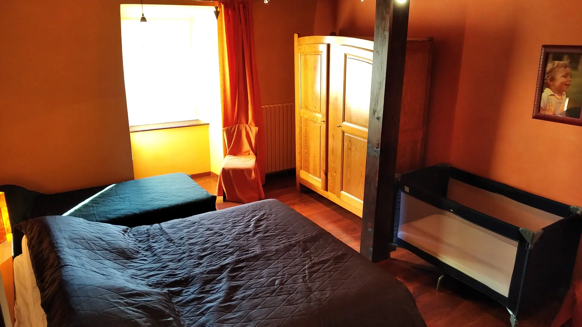 Chambre 3 . étage 1  .  1 lit 160/200  .  1 lit 90  .  (+ lit parapluie)