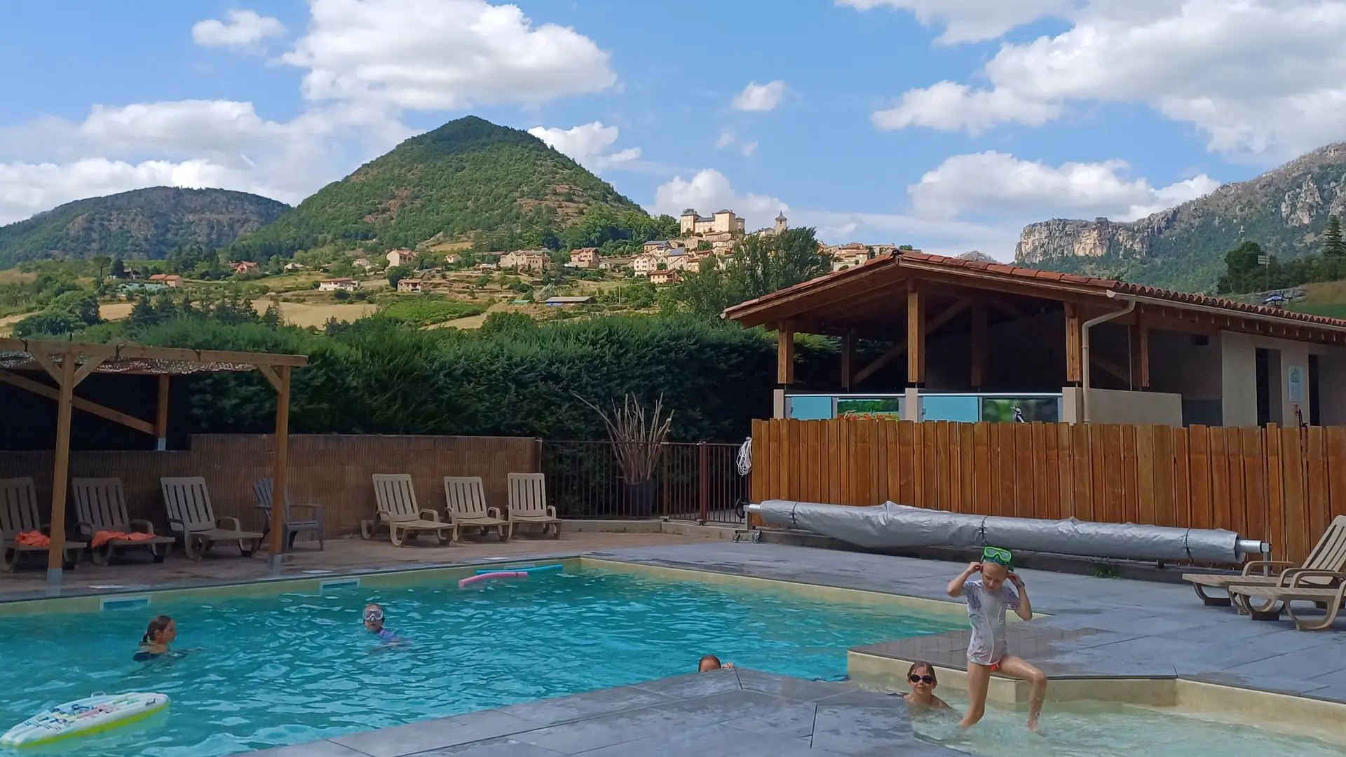 camping-taranis-piscine-gorges-du-tarn-millau