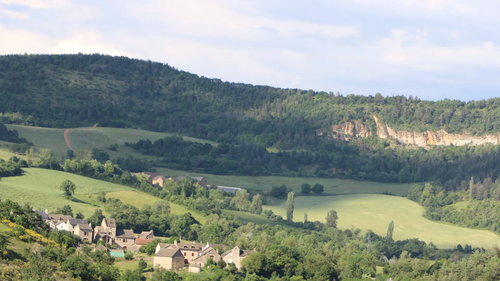 Chabannes et la ferme de Malavieille vus du Villard Sentier des saliens_3