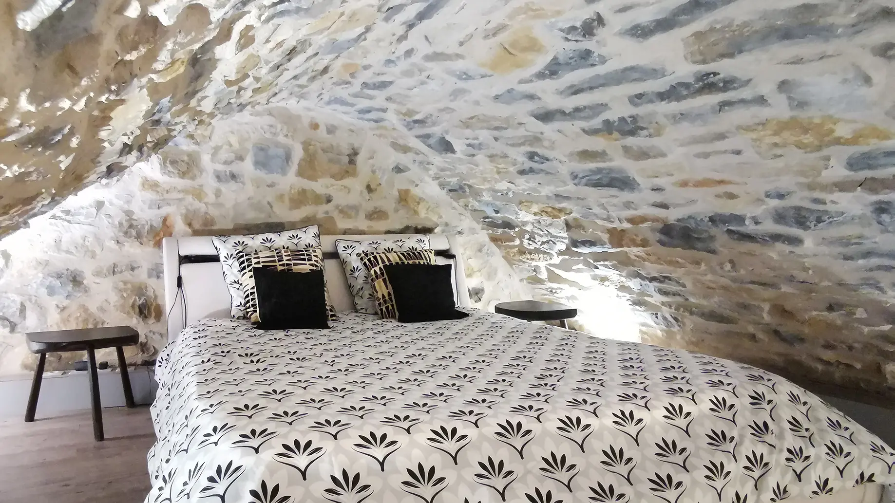 chambre avec lit massant  le bien etre assurer