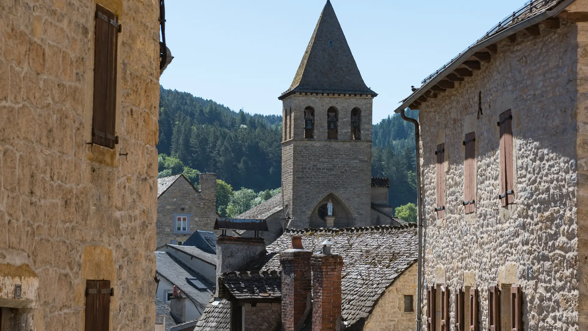 Rue de Chanac et son église_1