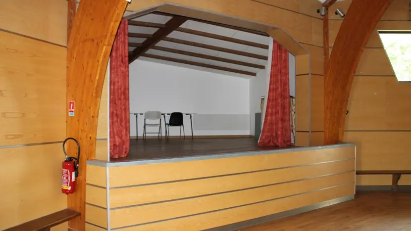 estrade  salle des fêtes du massegros