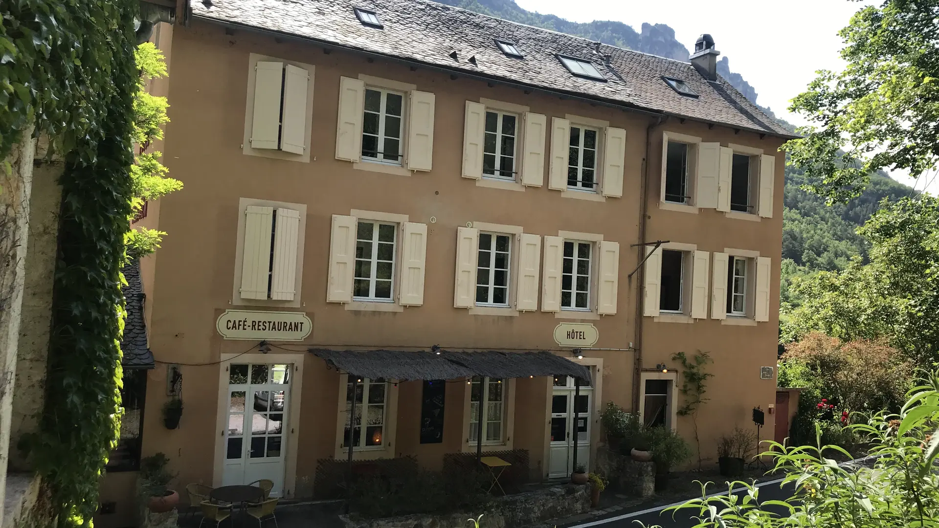 façade rue depuis gîte