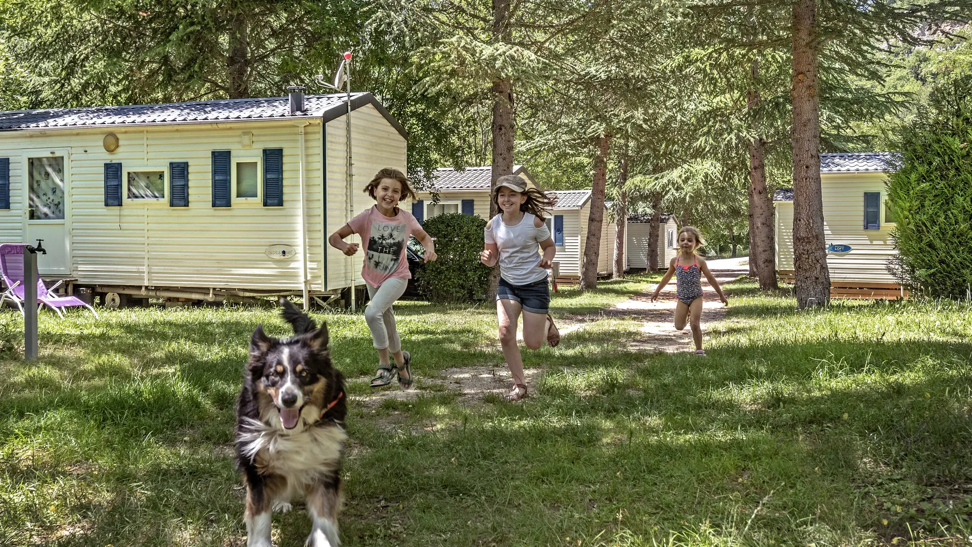filles-allee-camping