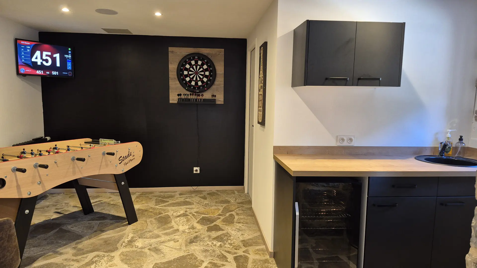 Fléchettes baby et coin kitchenette salle de jeux Game of Tarn, gîte au coeur de