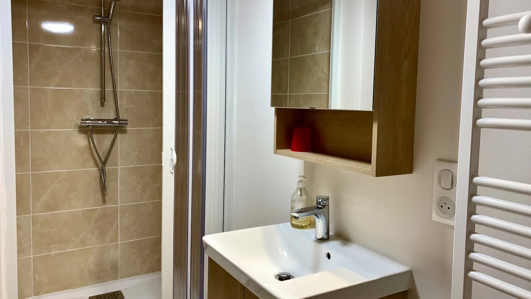 Grange-sdb-douche-lavabo