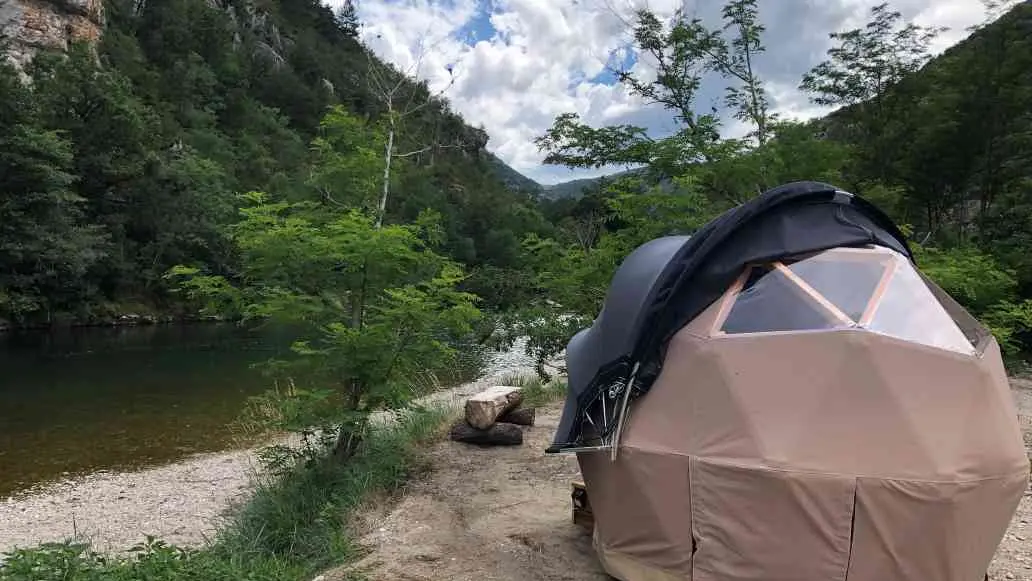 Tentes Dodome en bord de riviere