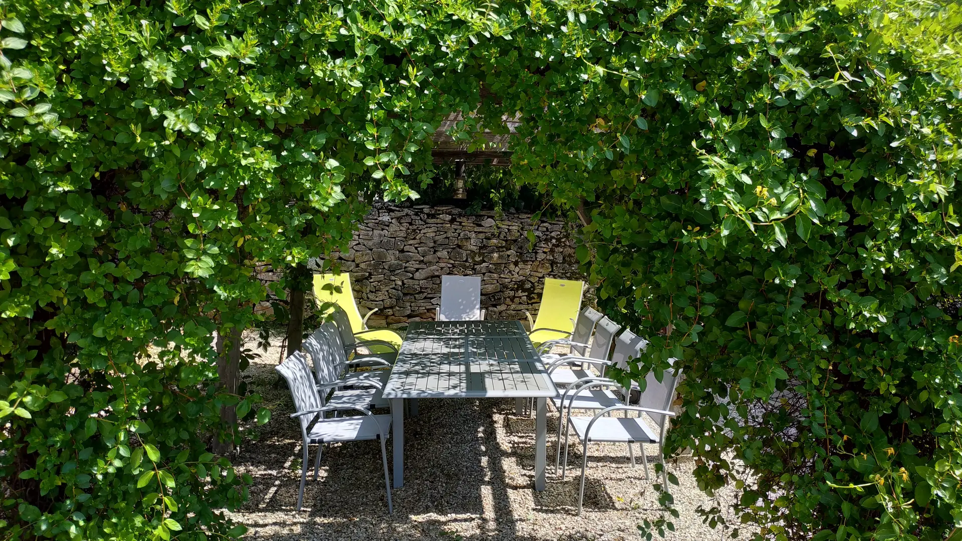 Salon de jardin du gîte Le Jardin, Blayac, Séverac d'Aveyron