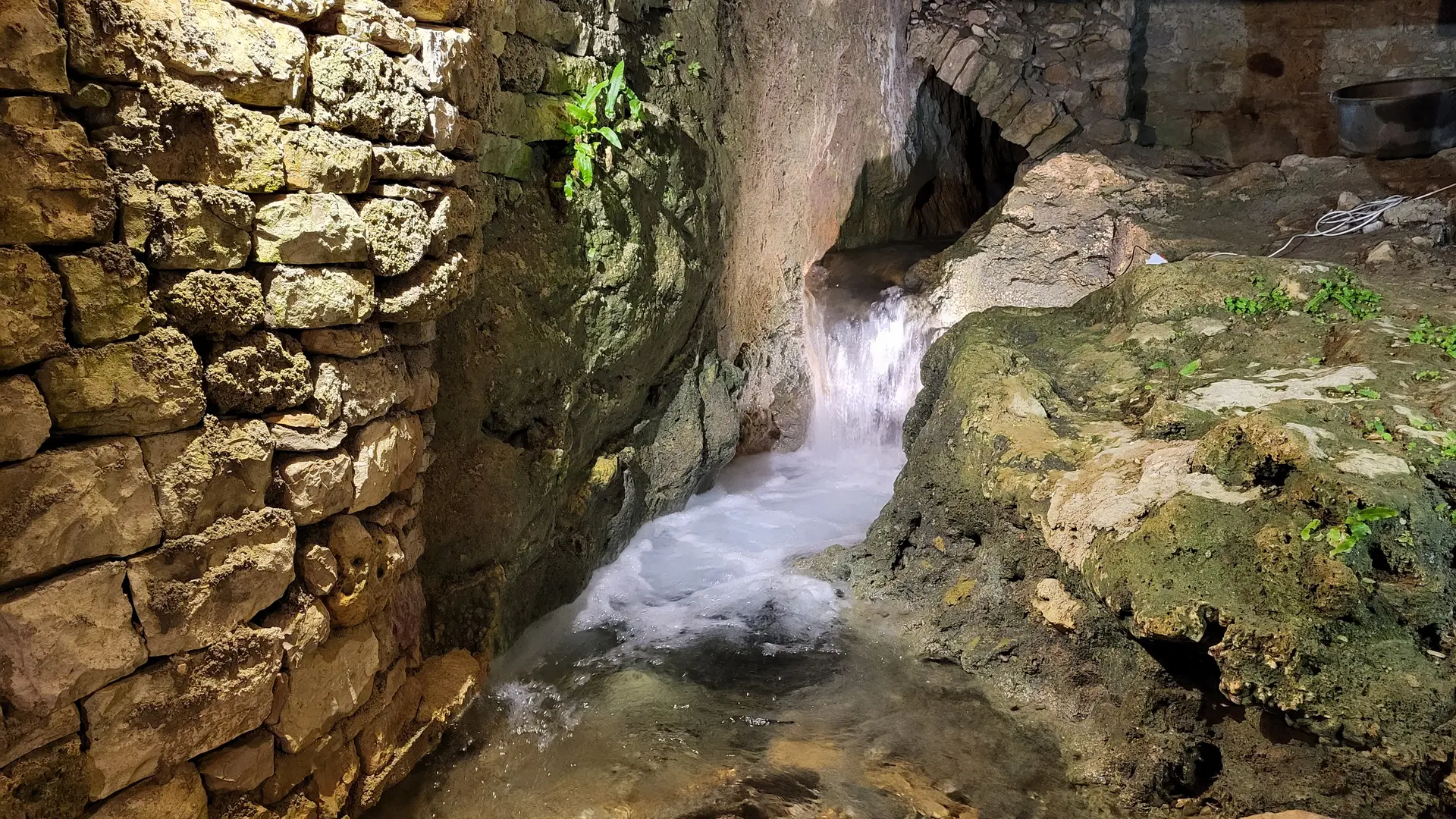 la source à l'intérieur