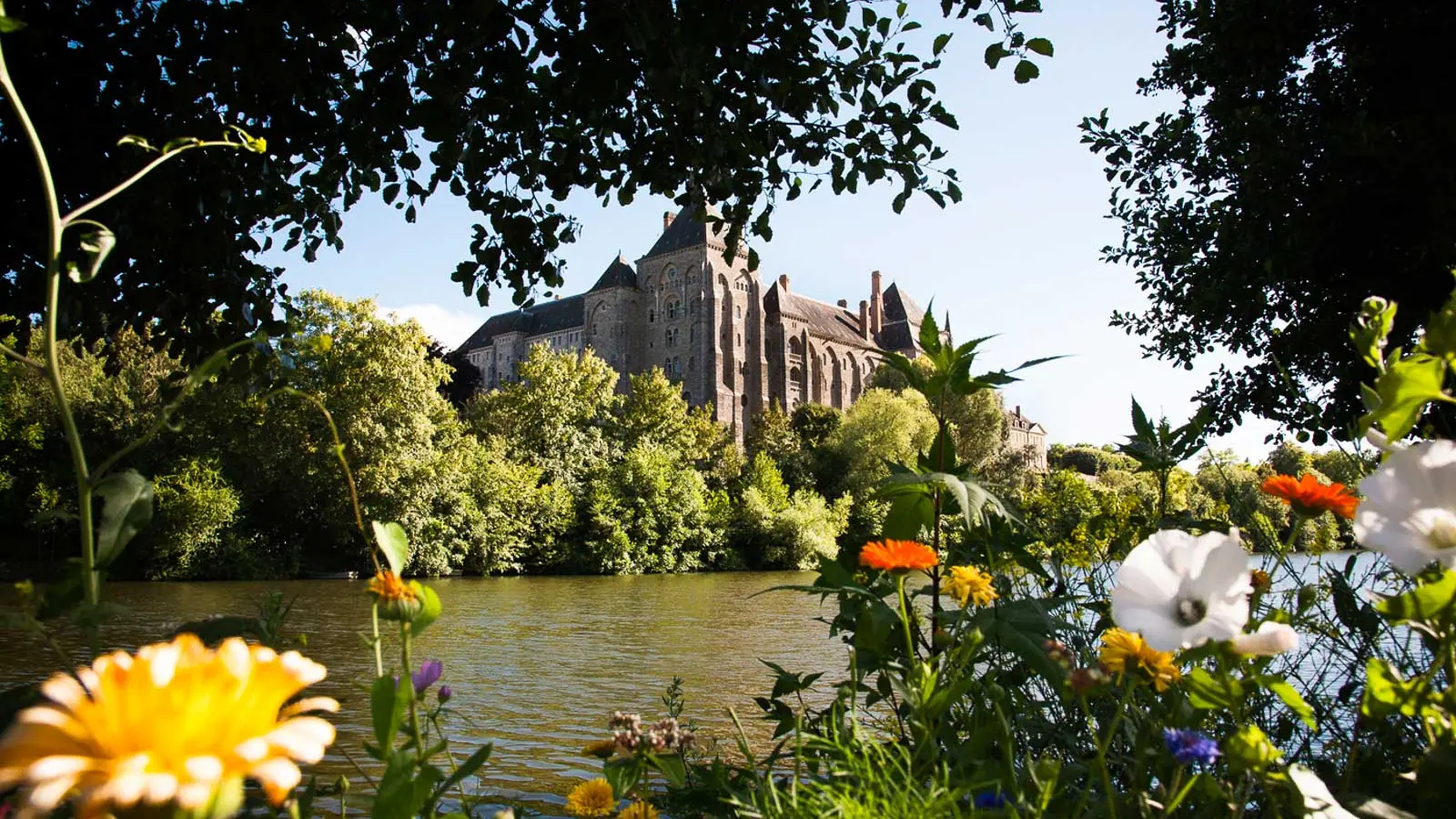 tourisme-sarthe-abbaye-de-solesmes-vue-de-la-Sarthe