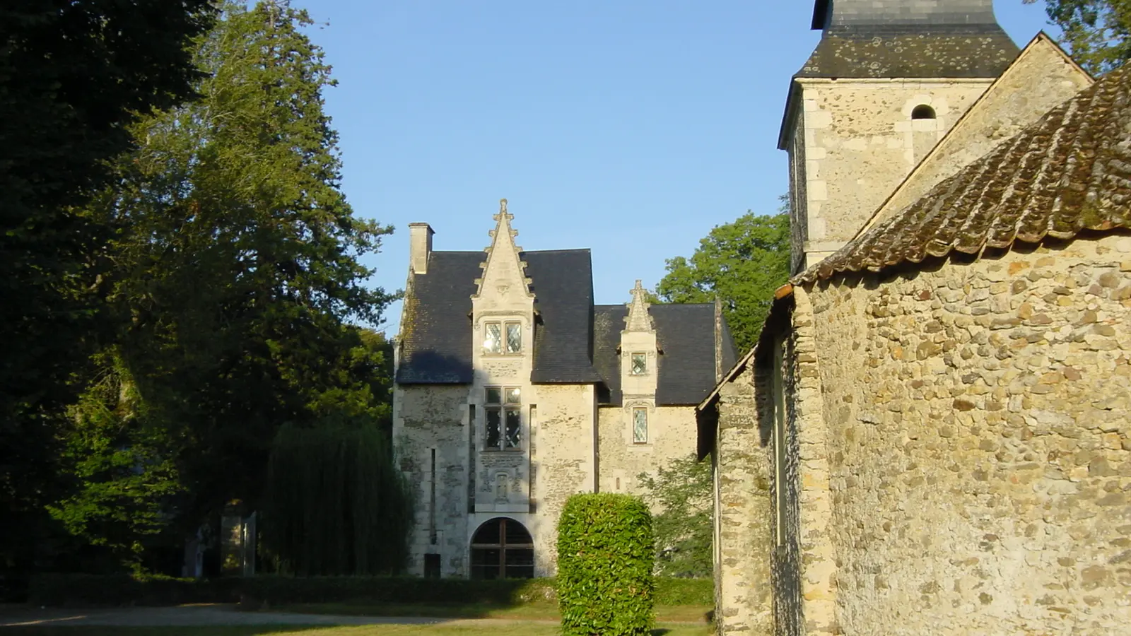 Château de Créans et l'église Saint-Symphorien_Clermont Créans