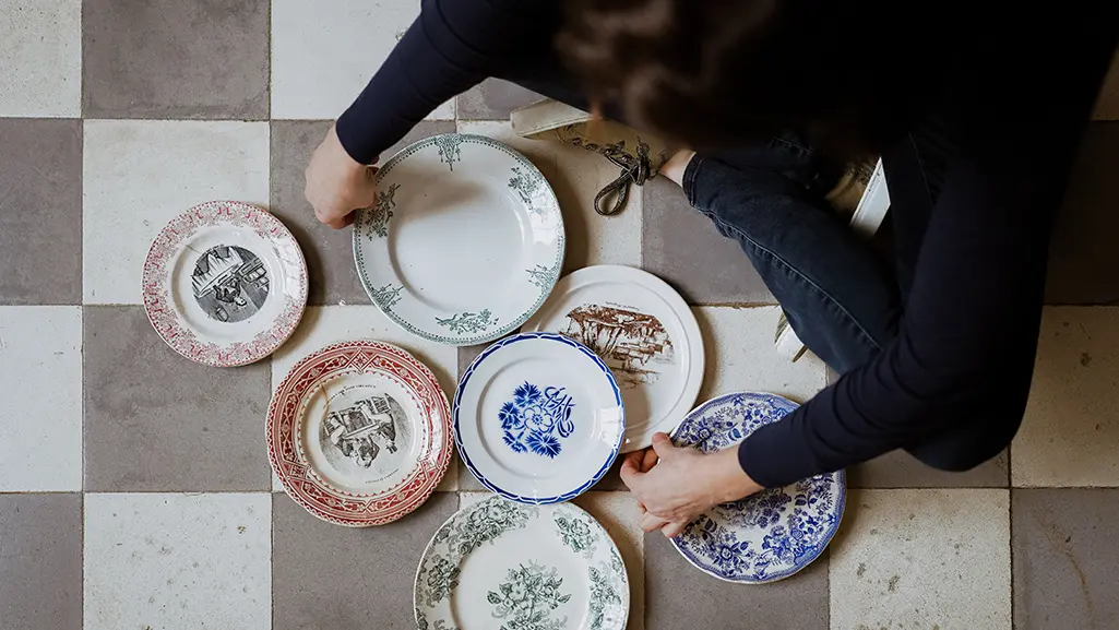 Clélia avec les assiettes