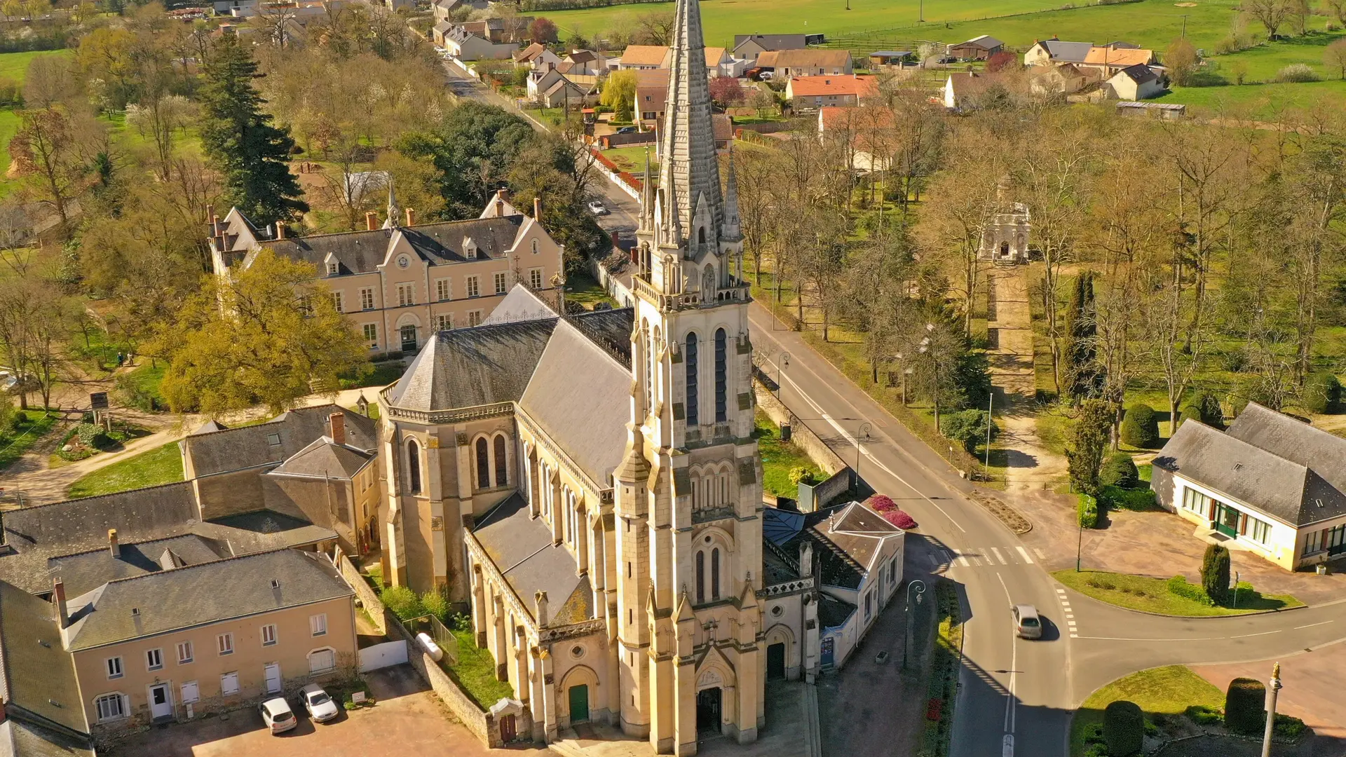 Basilique N-D du Chêne, Centre Spirituel et Saint-Sépulcre, vus du ciel