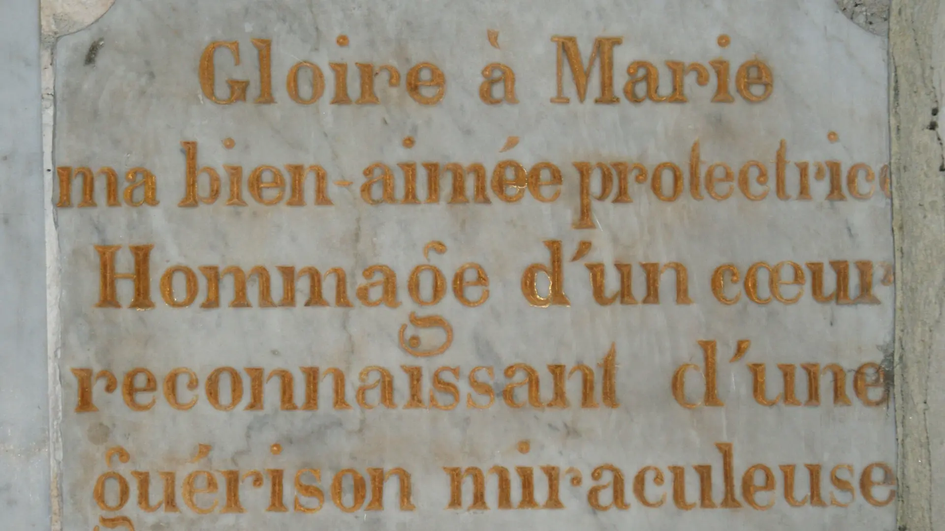 Un des nombreux ex voto témoignant d'une grâce obtenue par Notre-Dame du Chêne
