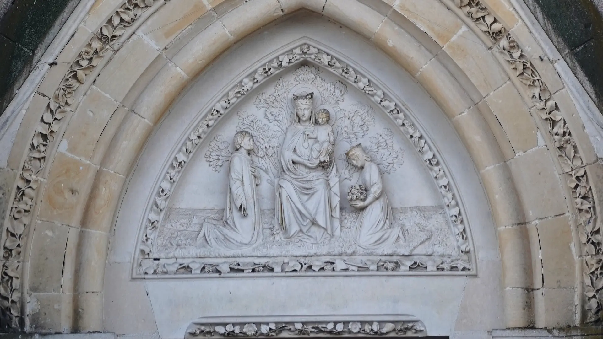 Tympan au dessus du porche d'entrée de la basilique