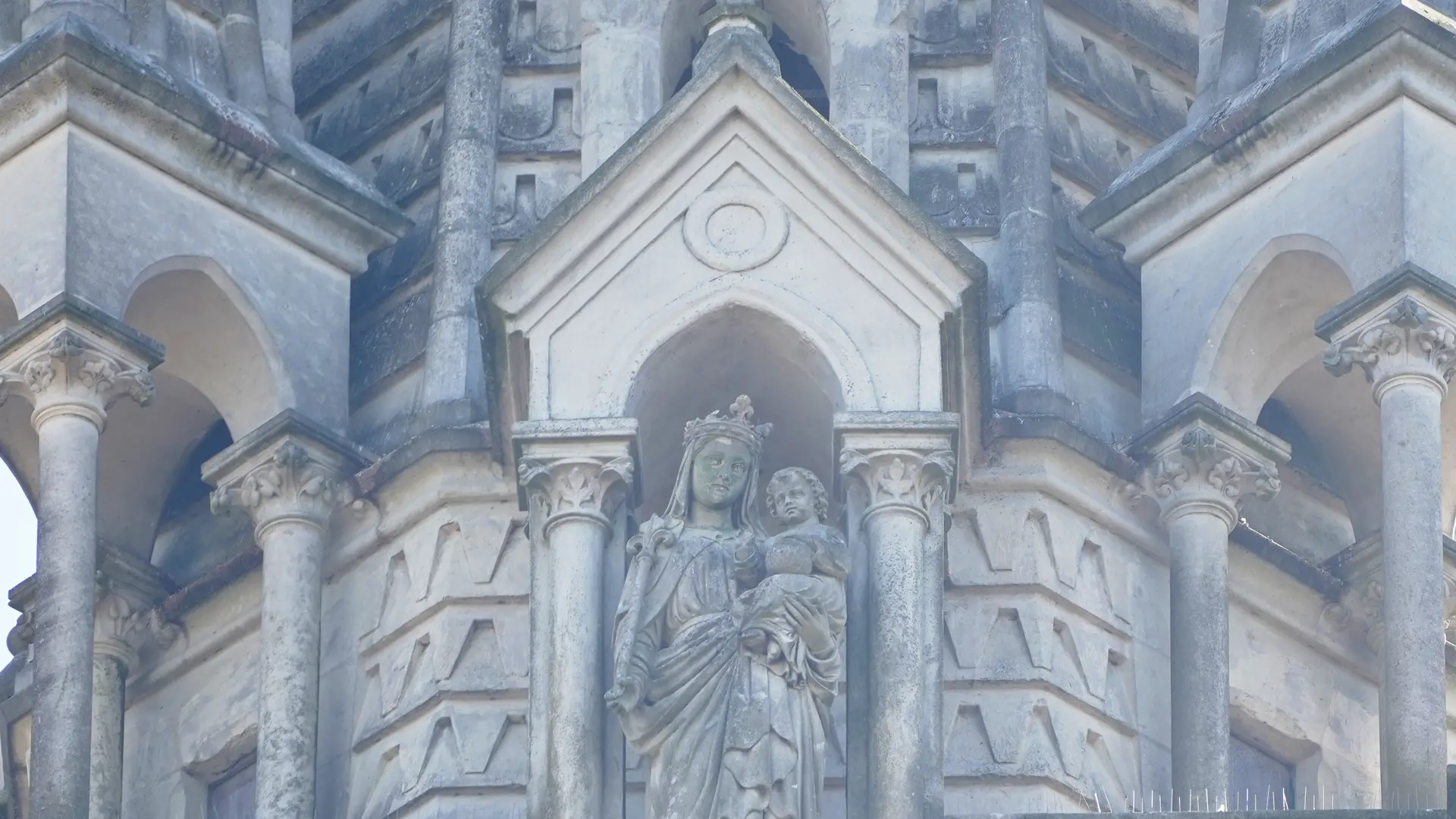 Statue de Marie et Jésus bénissant, depuis le clocher