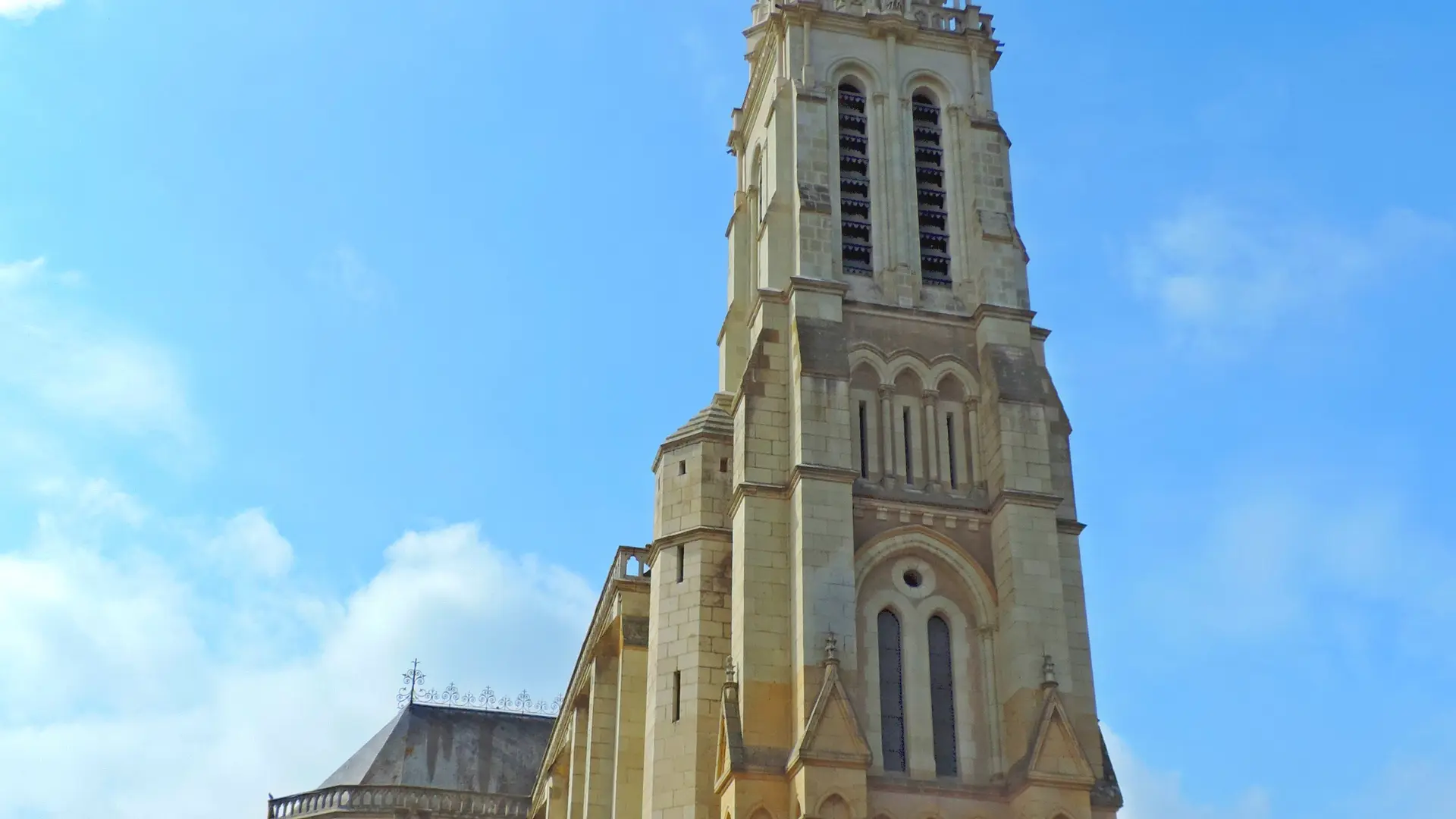 Entrée de la basilique Notre-Dame du chêne
