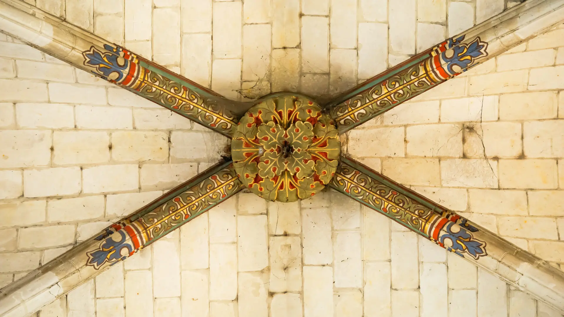 Une des clefs de voute polychrome