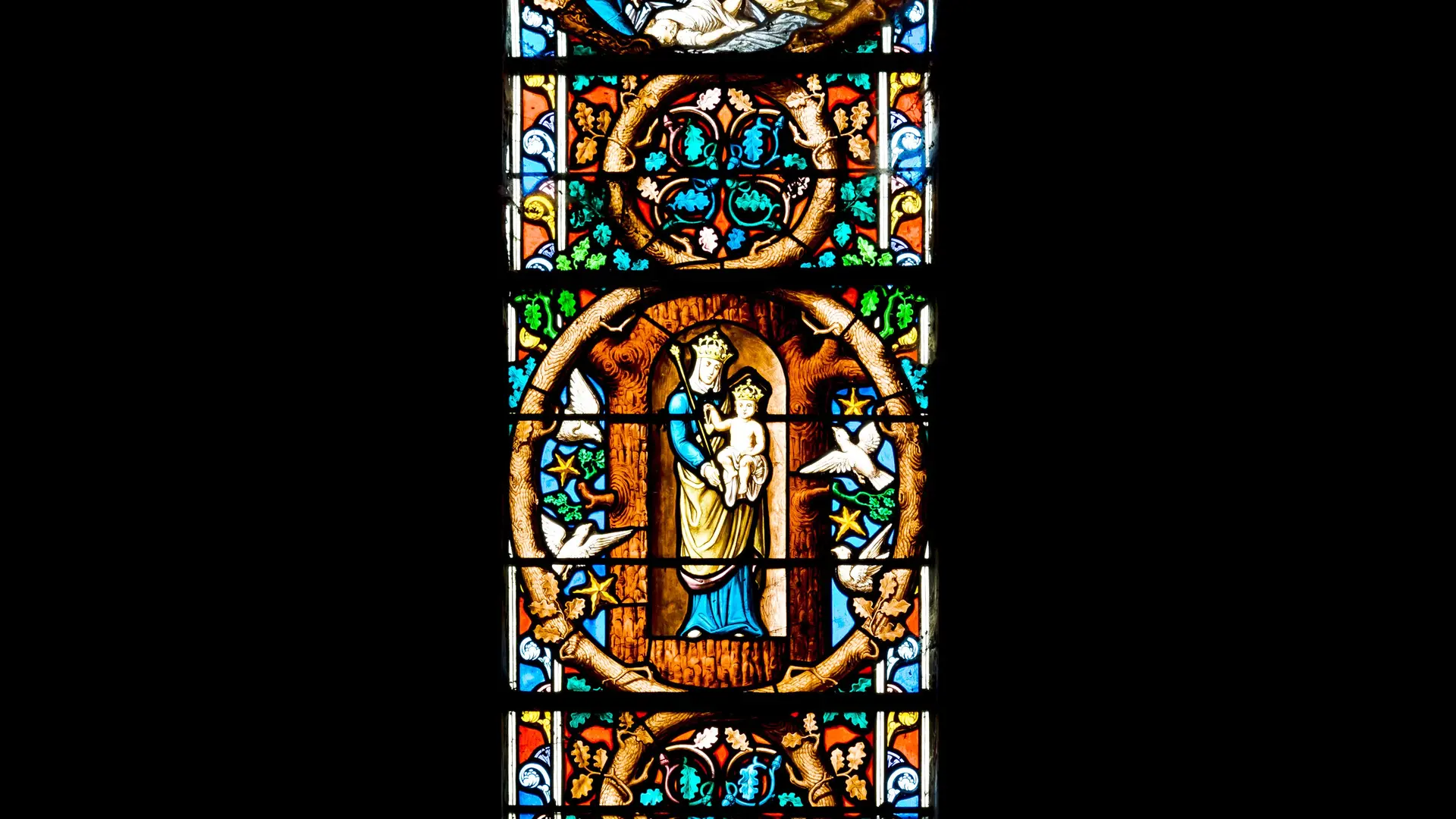 Vitrail de Notre-Dame du Chêne, dans le  Choeur