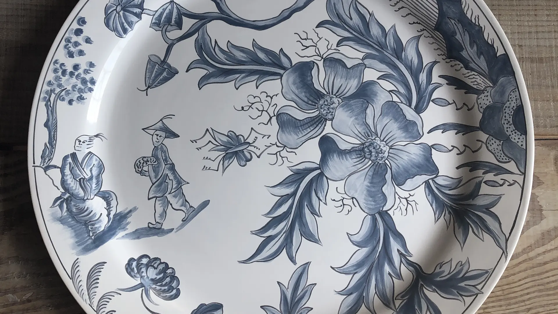 Plat de service avec décoration Chinoiserie monochrome bleu