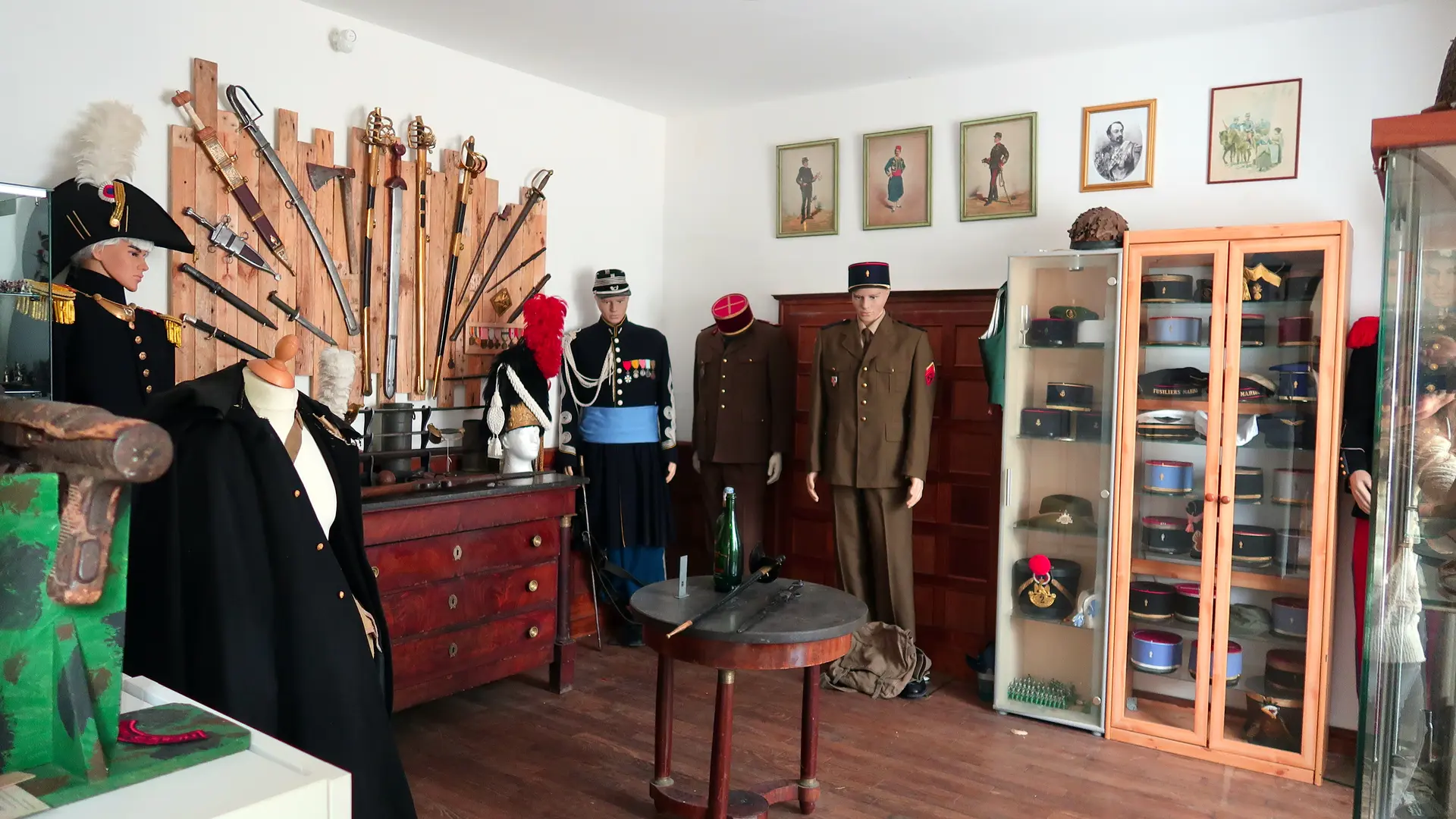 salle des uniformes et armes anciennes