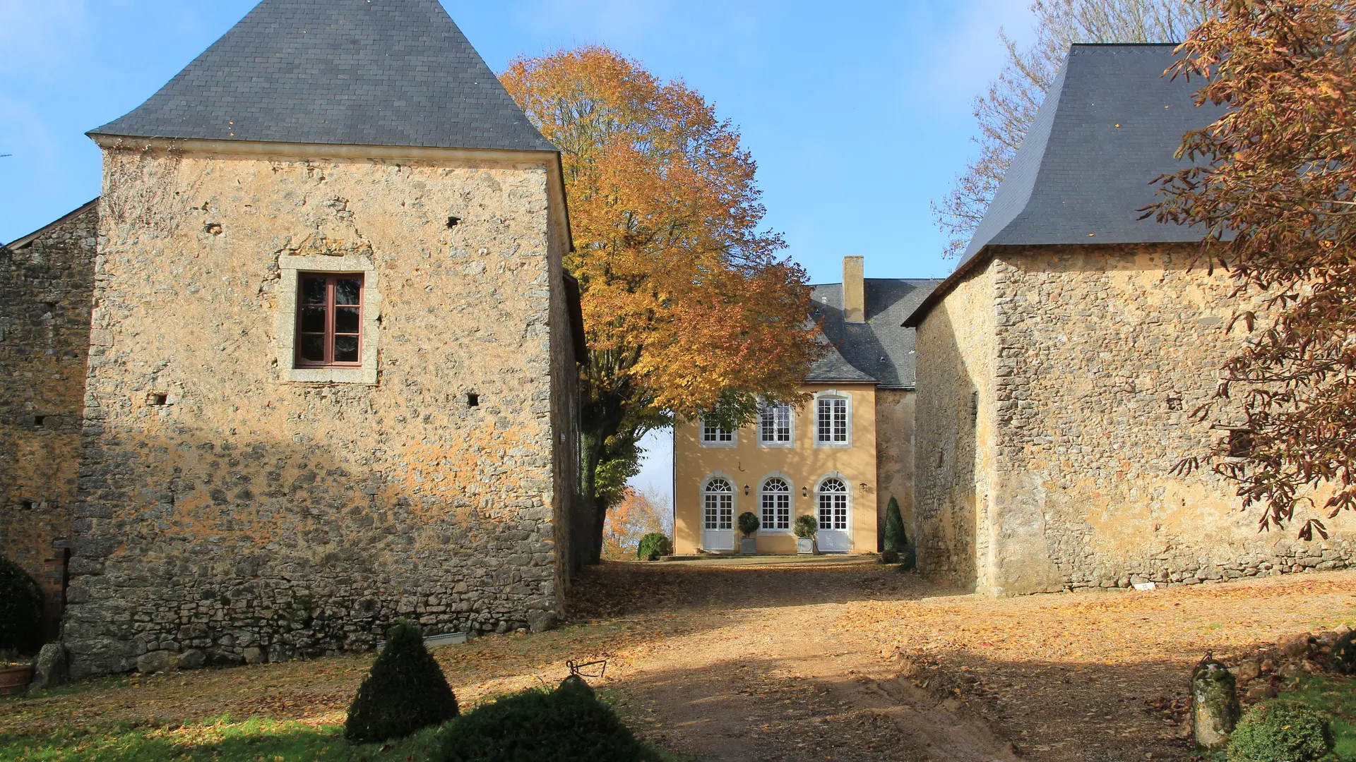 Cour du Manoir de Beaumont