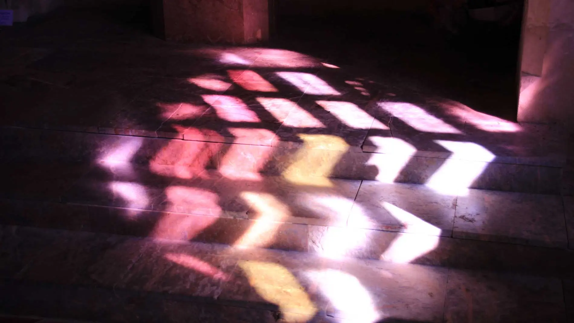 Jeu-de-lumière-Chapelle-Notre-Dame-du-Nid