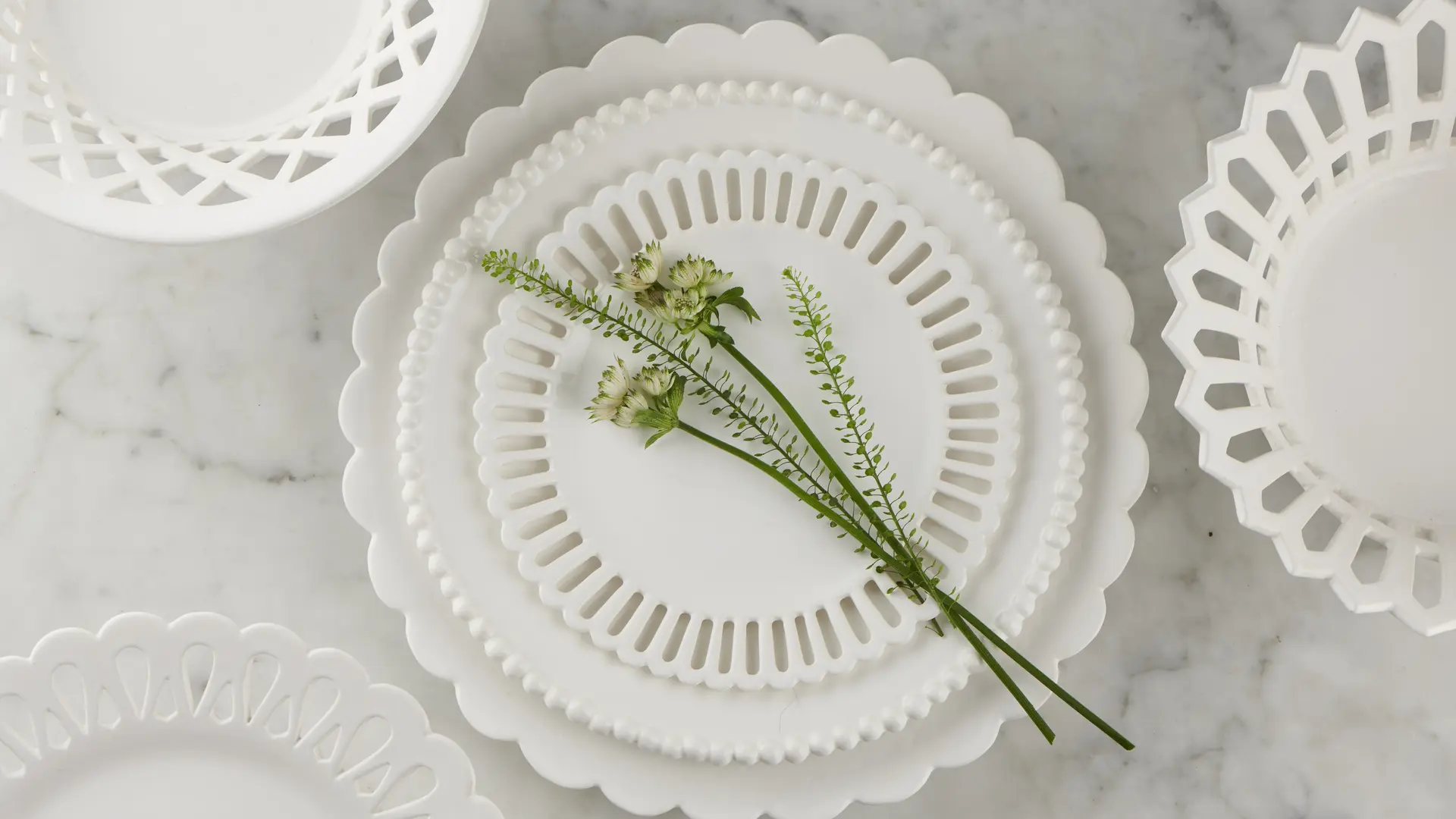 Assiettes et corbeilles