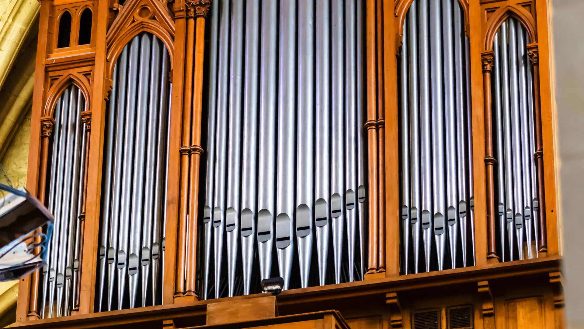 Le grand orgue. Il permet de jouer aussi bien du baroque que du classique.