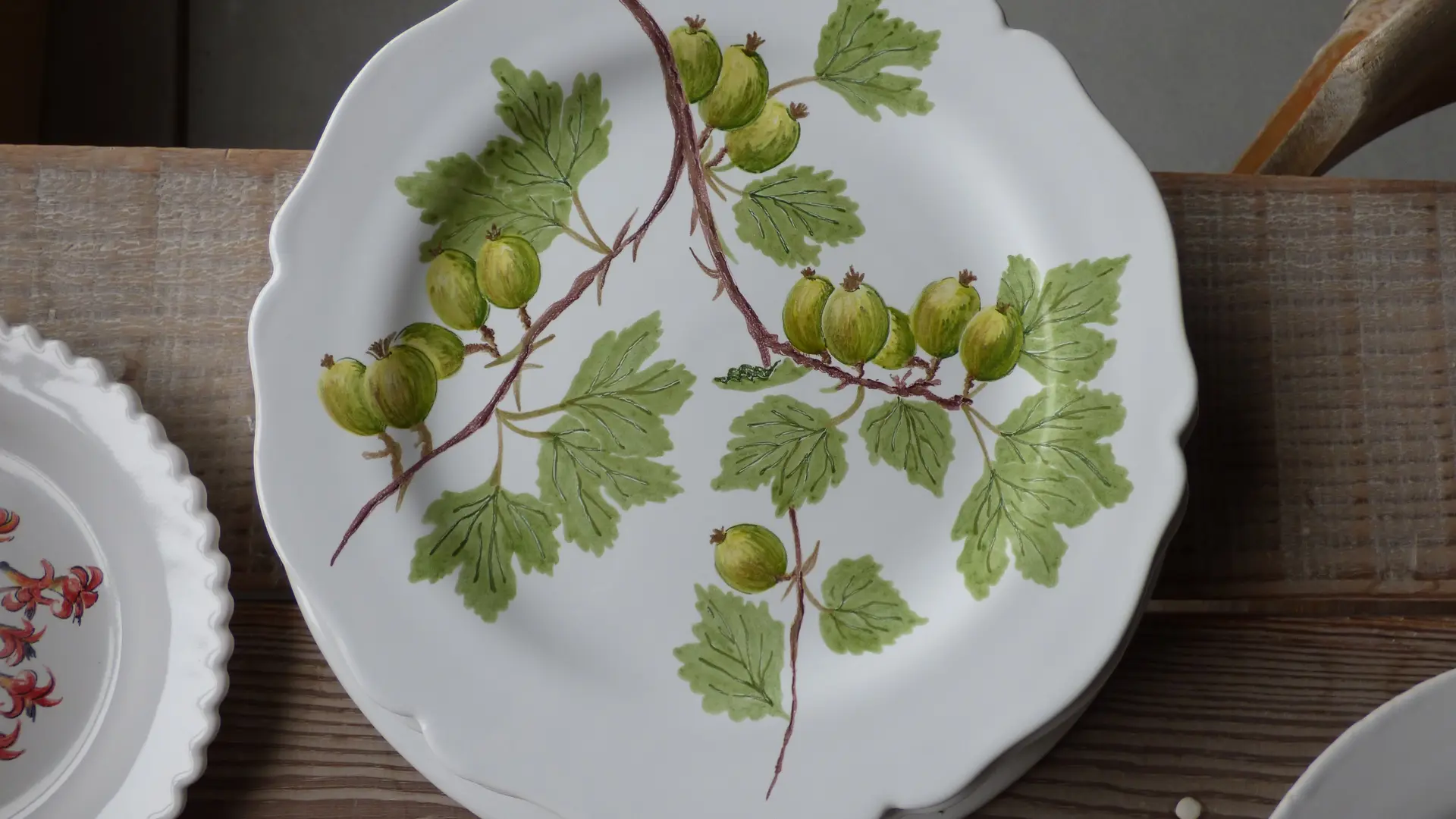 Assiette Feston avec décoration peints à la main Pouplard Groseille à maquereau