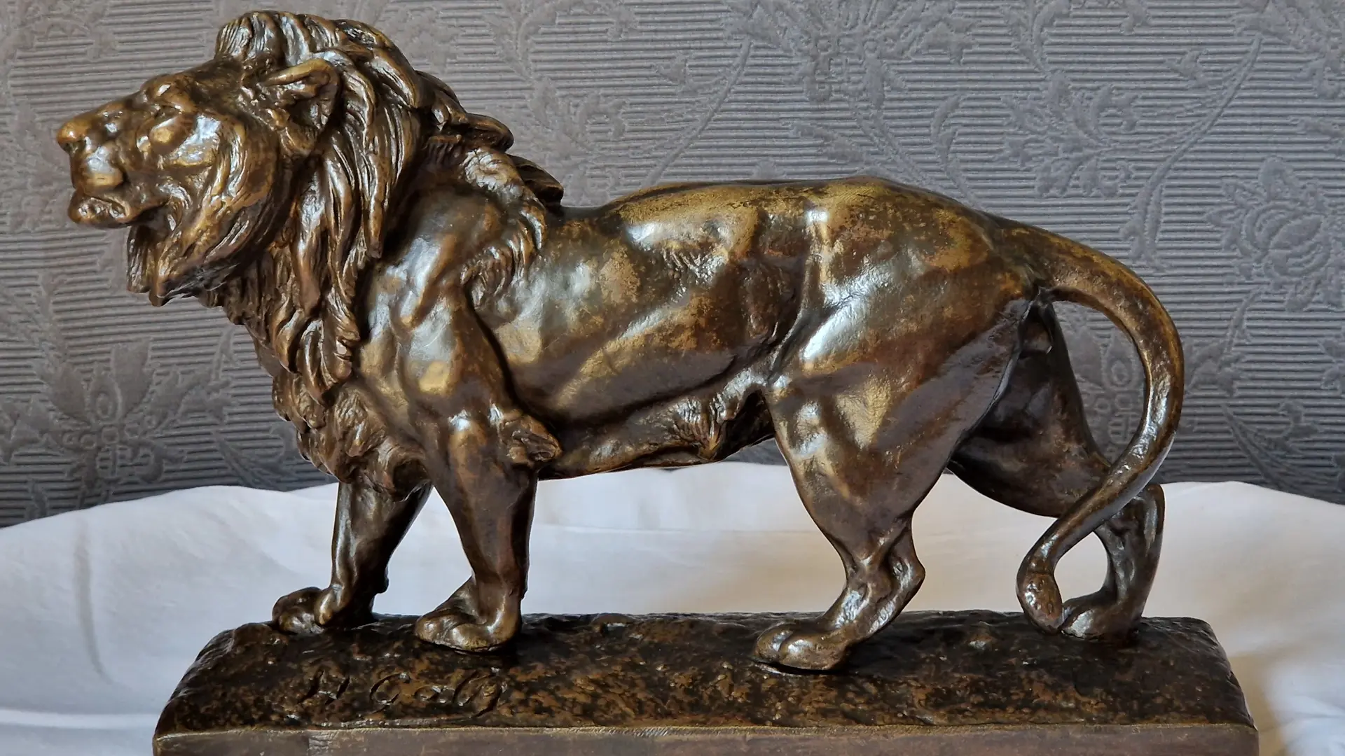 Lion en bronze signé