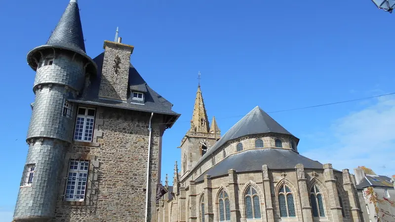 7-Maison du guet et église Notre Dame
