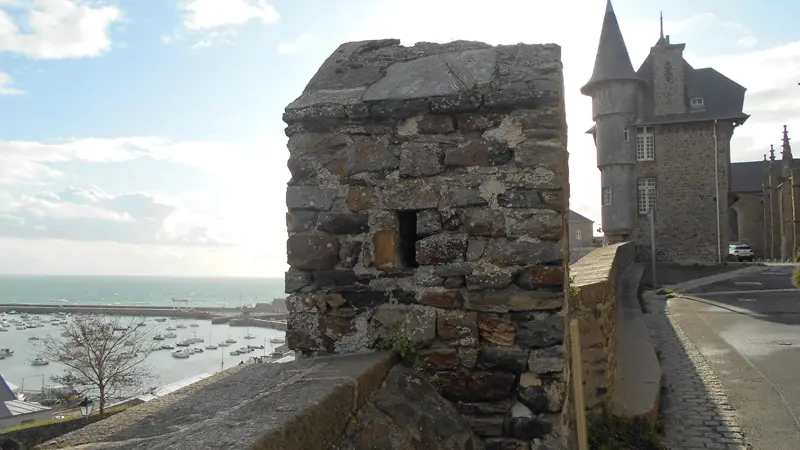 1-Echauguette et maison du Guet