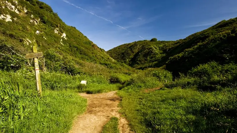 2008_la_vall%C3%A9e_du_Lude_sentier_randonn%C3%A9e%C2%A9M_Lerouge_CDT50 [800x600]