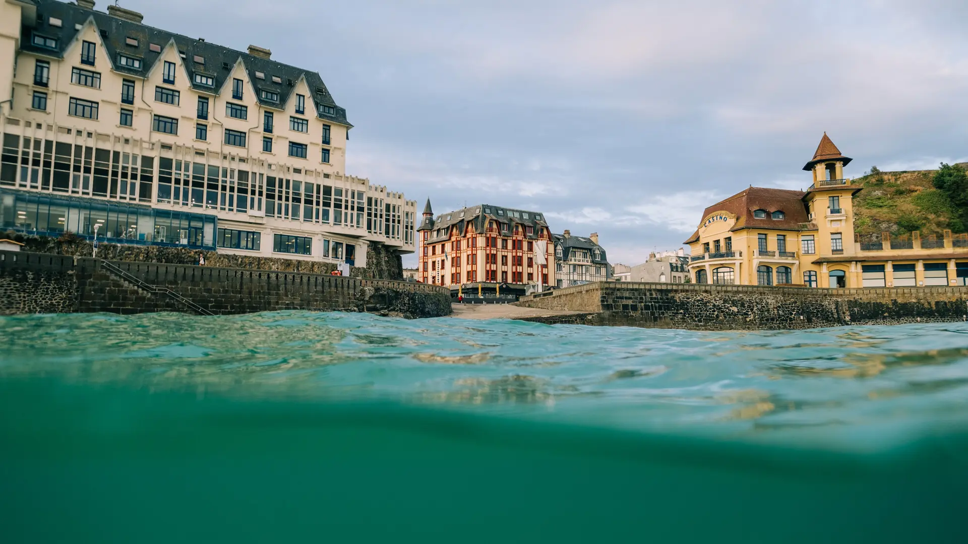 2022_Granville_le_Normandy1_et_le_Casino-Captain_Yvon_Attitude_Manche.jpg-2000px