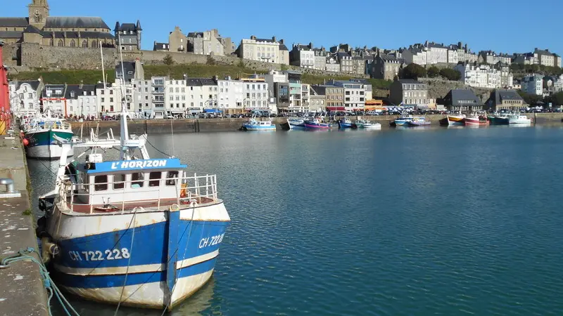3-Bassin à flot devant la Haute-Ville