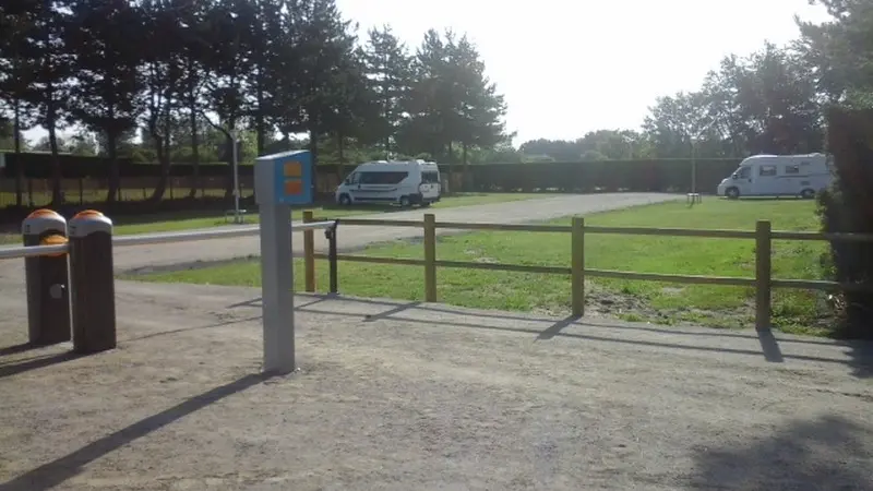 Aire-Camping-Car-Le-Sud-Hauteville-sur-mer-1