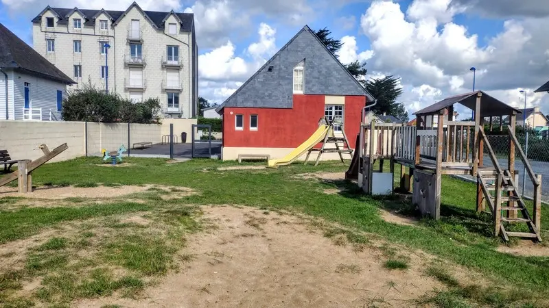 Aire de jeux hauteville sur mer derrière galerie hautaise (2)