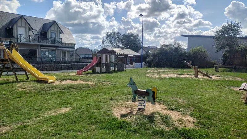 Aire de jeux hauteville sur mer derrière galerie hautaise (4)
