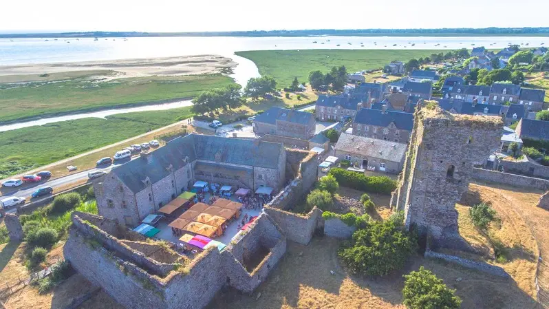 Regneville-sur-Mer-chateau-marché