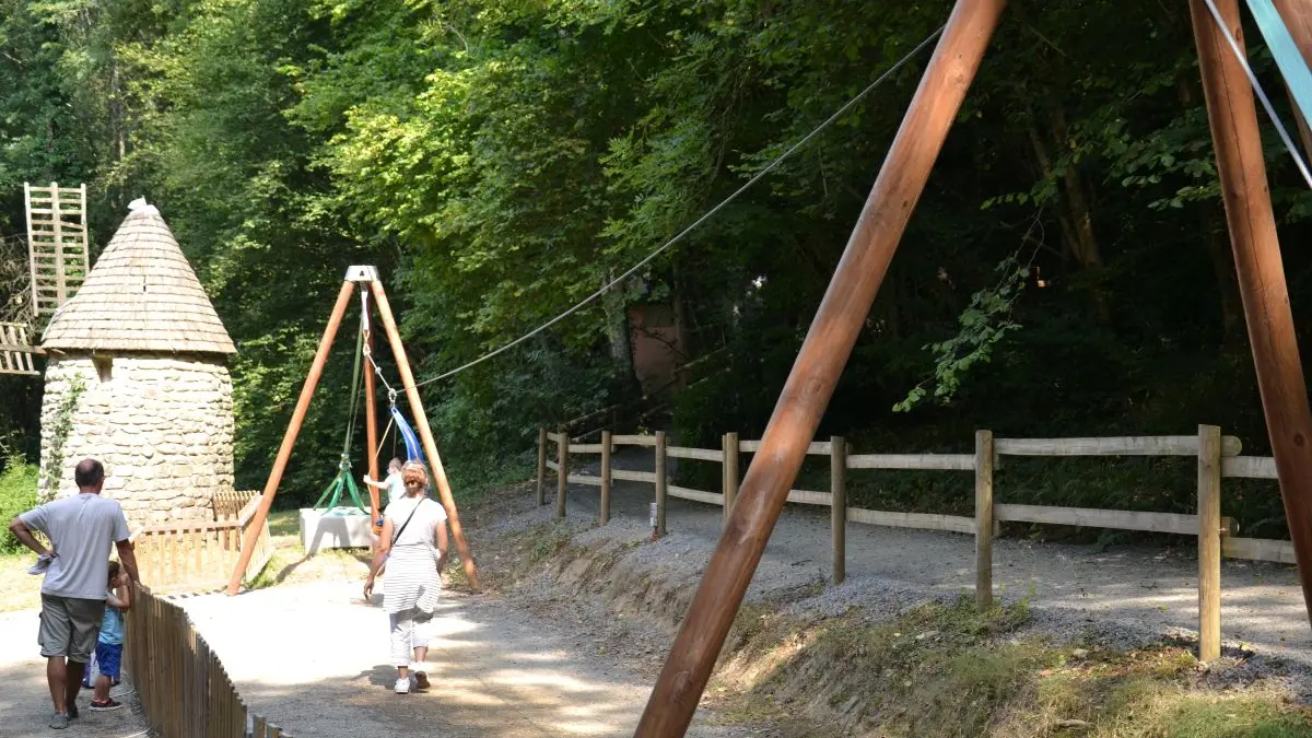 Juvigny-les-Vallees_Le_Village_Enchante2