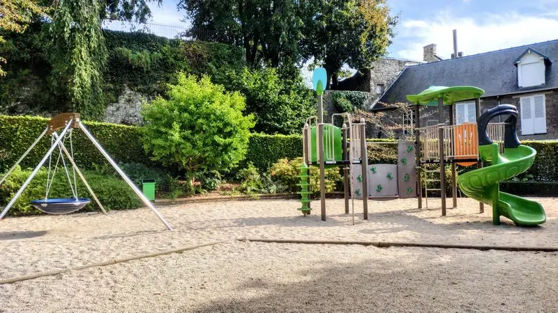 equipements de loisirs coutances aire de jeux jardin des plantes (3)