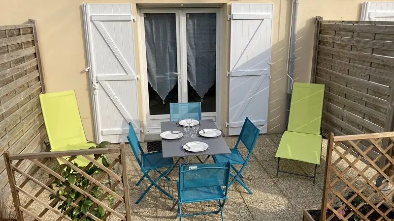 jullouville-meuble-les-camelias-0