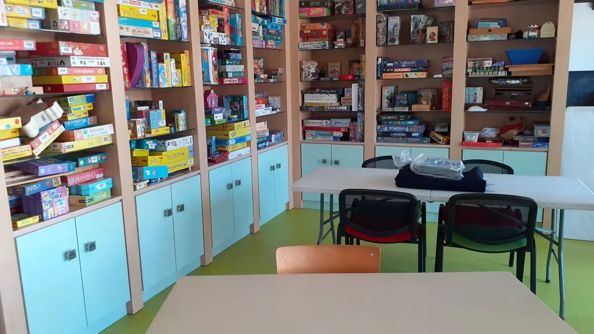 ludothèque etagere et table