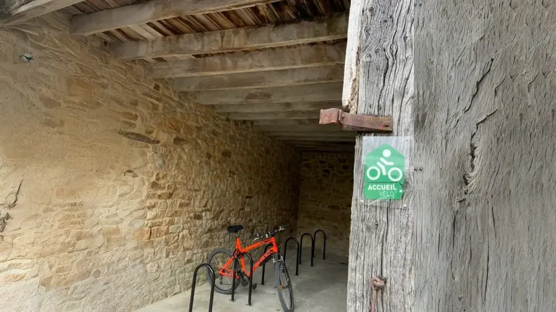 abri-velos-restaurant-la-ferme-st-michel