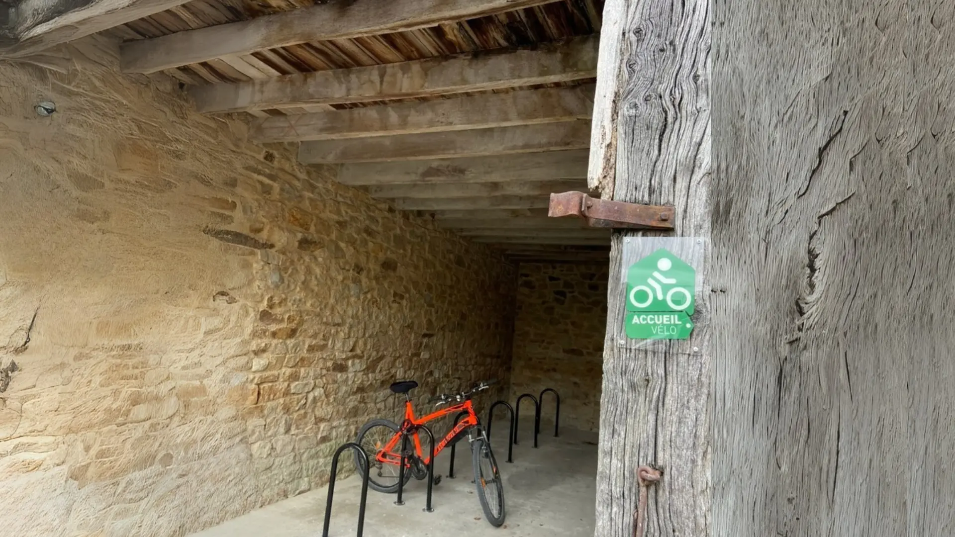 abri-velos-restaurant-la-ferme-st-michel