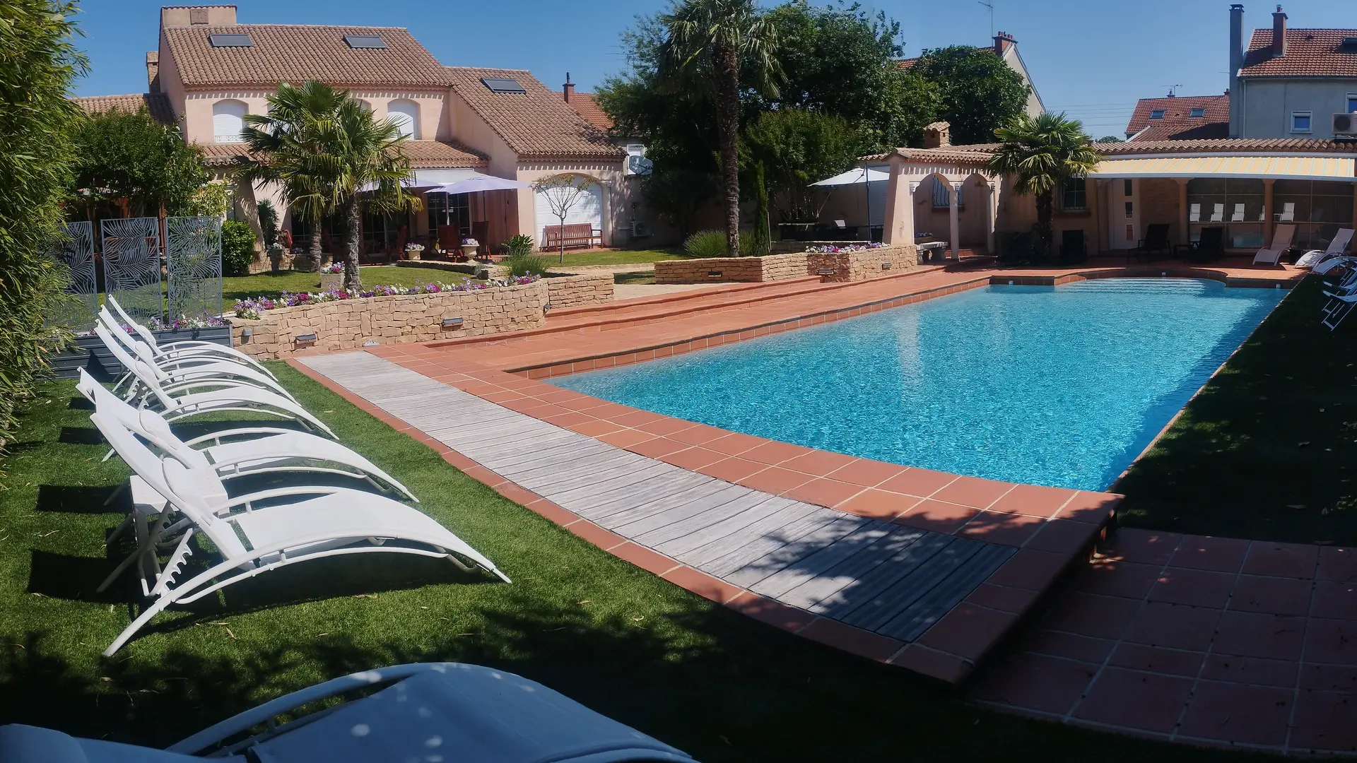 le mas champenois vue d'ensemble du jardin vue sur pool house