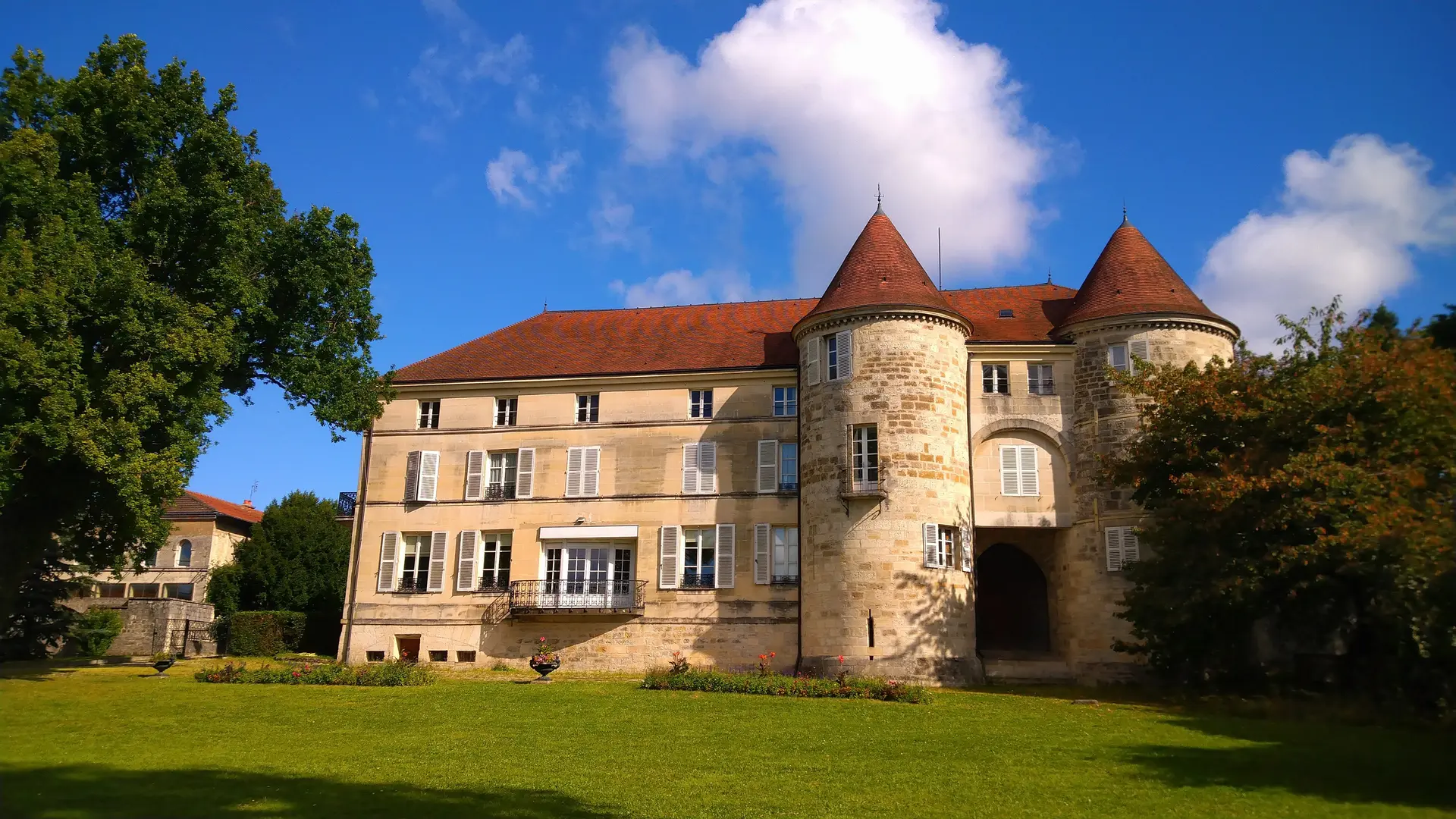 Le Château de Saint-Dizier vue du parc de la Sous-Préfecture