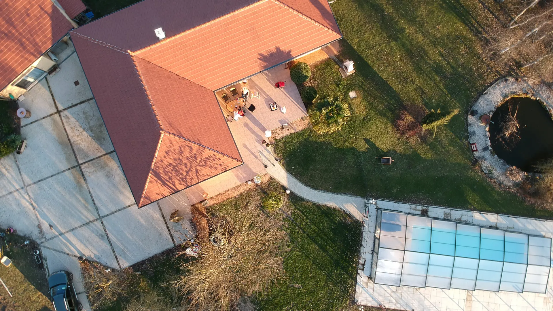 La propriété, la piscine et le bassin à poissons