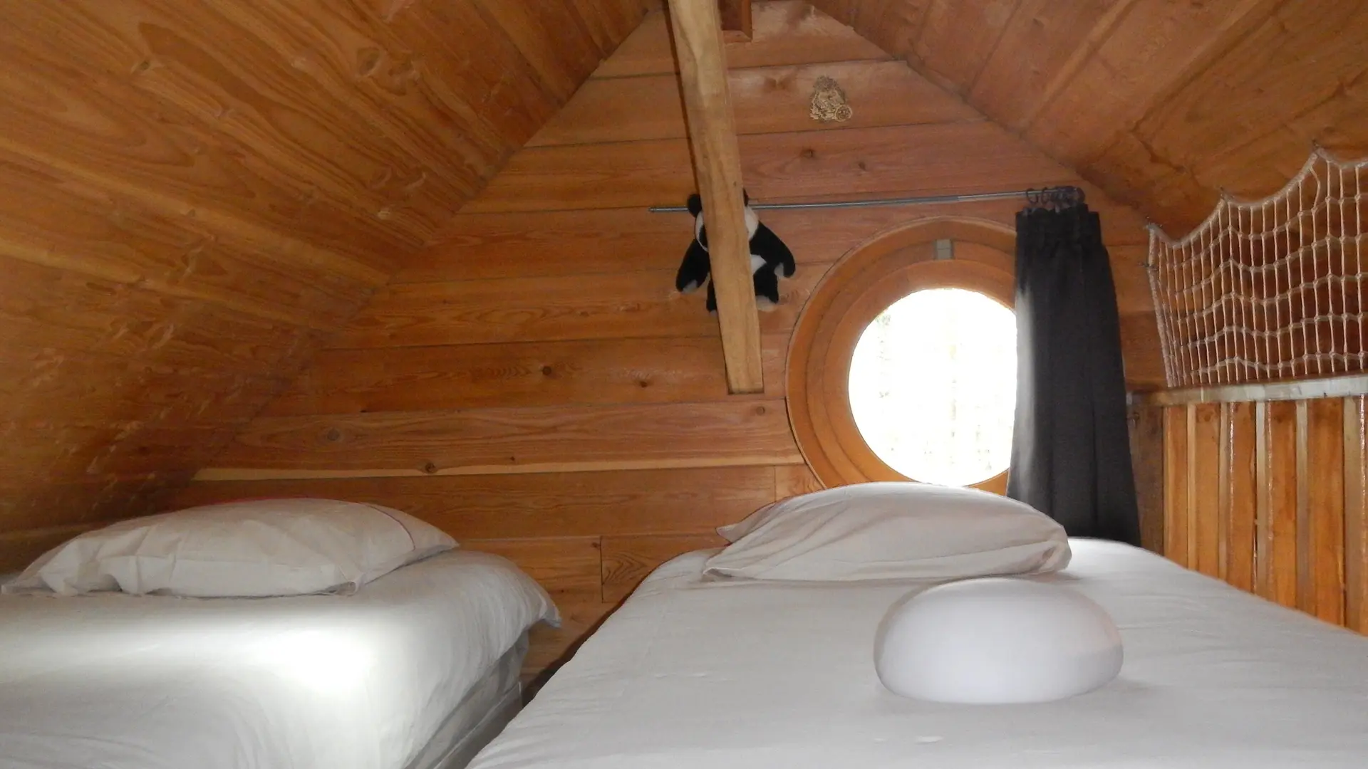 La Cabane aux Secrets chambre en mezzanine avec 2 lits ou alternatif king-size